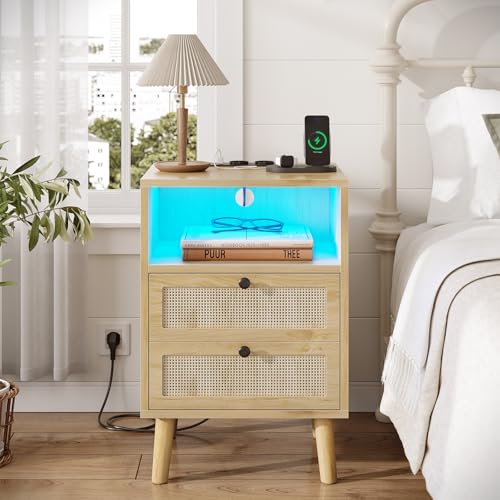 AOGLLATI 1er Set Rattan Nachttisch mit USB-Ladestation & LED-Beleuchtung Nachtschrank mit Steckdose Beistelltisch mit 2 Schublade Holznachttisch Nachtkommode Nachtkonsole Sofatisch - mit Steckdose von AOGLLATI