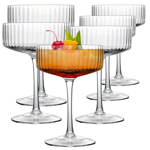 AOROTOE 6er Set Cocktailgläser – Elegante Martinigläser 280ml mit Rillen – Kristallglas mit Stiel für Bar, Hochzeit, Feier, Champagnergläser aus Kristall, vertikal, geriffelt, 6 Stück AOROTOE 6er Set Cocktailgläser – Elegante Martinigläser 280ml mit Rillen – Kristallglas mit Stiel für Bar, Hochzeit, Feier, Champagnergläser aus Kristall, vertikal, geriffelt, 6 Stück von AOROTOE