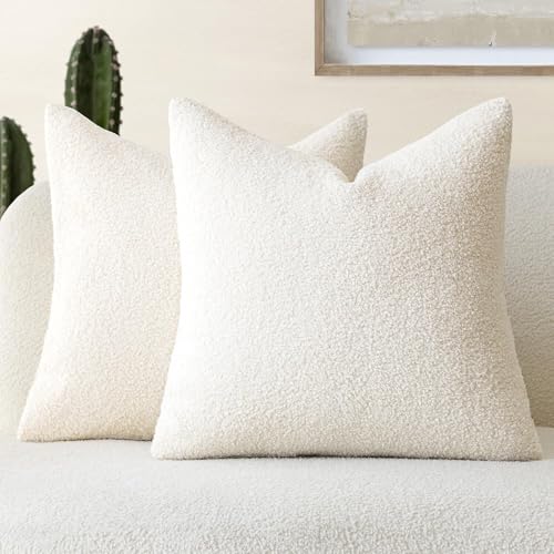APCZCKNGNY Dekorative Wurfkissenbezüge aus Kunstfell, weich, neutraler Plüsch, gemütlich, flauschig, für Zuhause, Wohnzimmer, Couch, Schlafzimmer, Cremeweiß, 56 x 56 cm, 2 Stück APCZCKNGNY Dekorative Wurfkissenbezüge aus Kunstfell, weich, neutraler Plüsch, gemütlich, flauschig, für Zuhause, Wohnzimmer, Couch, Schlafzimmer, Cremeweiß, 56 x 56 cm, 2 Stück von APCZCKNGNY