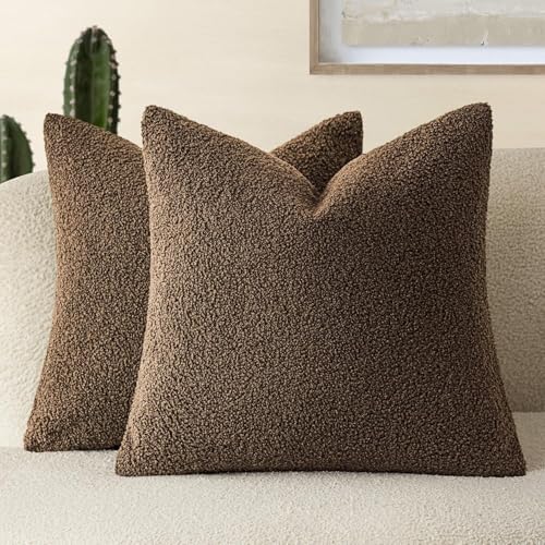 APCZCKNGNY Dekorative Wurfkissenbezüge aus Kunstfell, weich, neutraler Plüsch, gemütlich, flauschig, für Zuhause, Wohnzimmer, Couch, Schlafzimmer, Dunkelbraun, 46 x 46 cm, 2 Stück APCZCKNGNY Dekorative Wurfkissenbezüge aus Kunstfell, weich, neutraler Plüsch, gemütlich, flauschig, für Zuhause, Wohnzimmer, Couch, Schlafzimmer, Dunkelbraun, 46 x 46 cm, 2 Stück von APCZCKNGNY