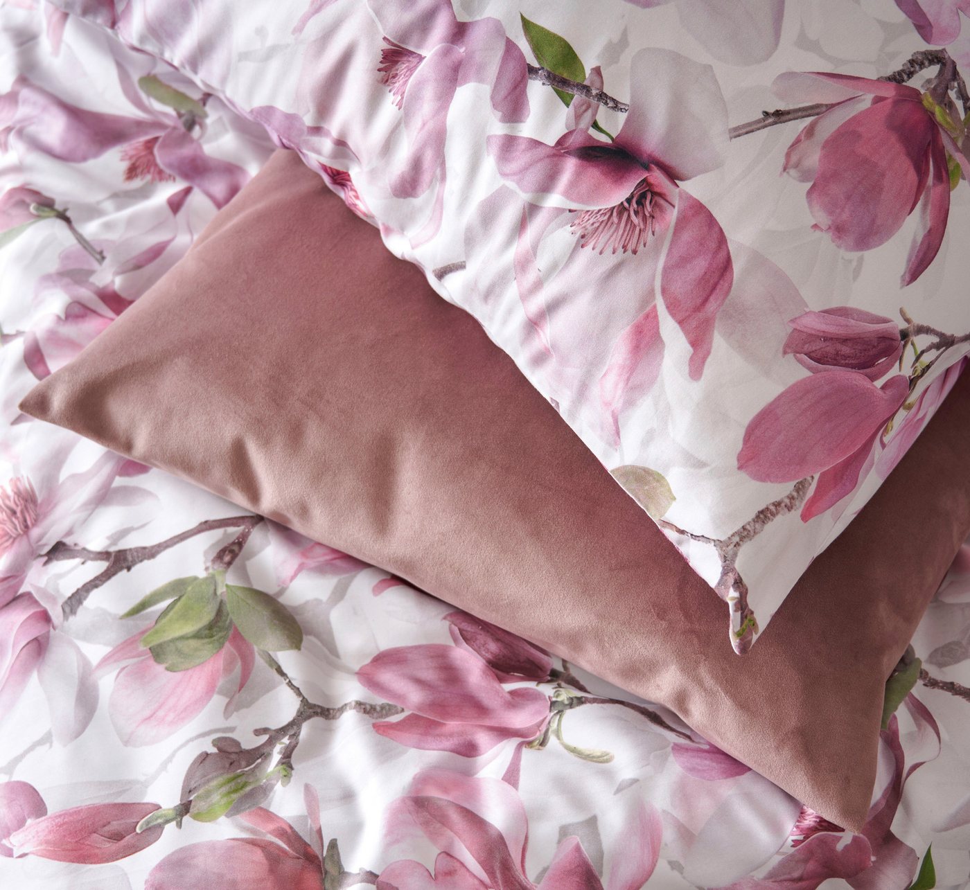 APELT Wendebettwäsche Dorothy, Satin (Bio-Baumwolle), exklusive Design Bettwäsche mit großblütigen Magnolienzweige von APELT