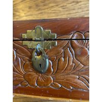 Wunderschöne 1940Er Jahre Geschnitzte Zedernholz Kommode Mit Spiegel Und Atemberaubender Hardware von APaintedLadyVintage