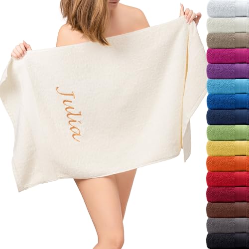 AR Line Besticken Sie Handtuch mit Namen + Datum oder mit Wunschtext Bestickt, Farbe: Sand, Größe: Duschtuch 70 x 140 cm von AR Line