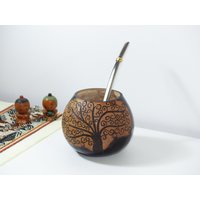 Handgeschnitzte Yerba Mate Kürbis Baum Des Lebens Design - Inklusive 2 Strohhalme Bombillas Handgemacht in Argentinien Handgeschnitzte Yerba Mate Kürbis Baum Des Lebens Design - Inklusive 2 Strohhalme Bombillas Handgemacht in Argentinien von ARGTHGS
