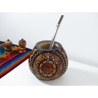 Handgeschnitztes Yerba Mate Gourd Mandala Und Sun Design - Inklusive 2 Strohhalme Bombillas Handgemacht in Argentinien von ARGTHGS