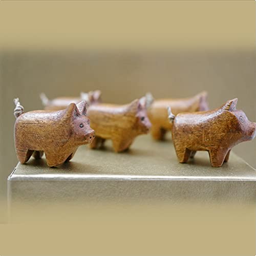 ART-CRAFT von Hand Geschnitzte wunderschöne deko Holz 6X Miniatur Silvester Glücksschwein sehr kleine Tierfigur.. Hervorragend als Geschenk geeignet. Sie bekommen 6 Schweine von ART-CRAFT