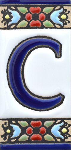 Schilder mit Zahlen und Nummern auf Keramikkachel. Handgemalte Kordeltechnik fuer Schilder mit Namen, Adressen und Wegweisern. Design FLORES MINI 7,3 cm x 3,5 cm (BUCHSTABEN "C"). von ART ESCUDELLERS