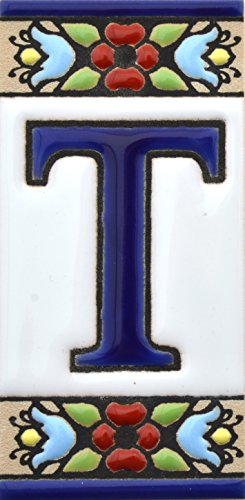 Schilder mit Zahlen und Nummern auf Keramikkachel. Handgemalte Kordeltechnik fuer Schilder mit Namen, Adressen und Wegweisern. Design FLORES MINI 7,3 cm x 3,5 cm (BUCHSTABEN "T"). von ART ESCUDELLERS