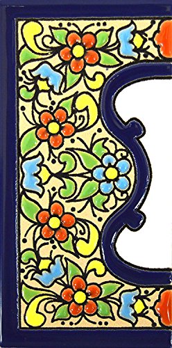 Schilder mit Zahlen und Nummern auf vielfarbiger Keramikkachel. Handgemalte Kordeltechnik fuer Schilder mit Namen, Adressen und Wegweisern. Persoenlich gestaltbarer Text. Design FLORES MEDIANO 10,9cm x 5,4 cm (RAND „CENEFA"). von ART ESCUDELLERS