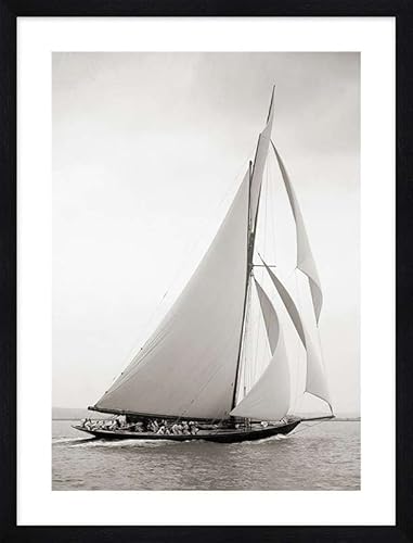 ART PRINT CAFE' – Segelboot Britannia. Gerahmte Kunstdrucke, Rahmenfarbe: Schwarz von ART PRINT CAFE'