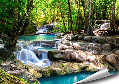 ARTBAY Tropischer Wasserfall im Wald - Poster XXL - 118,8 x 84 cm | Zauberhafter Wasserfall in einem von Sonne durchfluteten Wald, Thailand | Natur Poster | Premium Qualität von ARTBAY