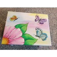 Schmetterling Hocker, Mädchen Tritthocker, Personalisierte Kinder Blumen Badezimmer Handgemalt Schmetterling Hocker, Mädchen Tritthocker, Personalisierte Kinder Blumen Badezimmer Handgemalt von ARTDesignsMI