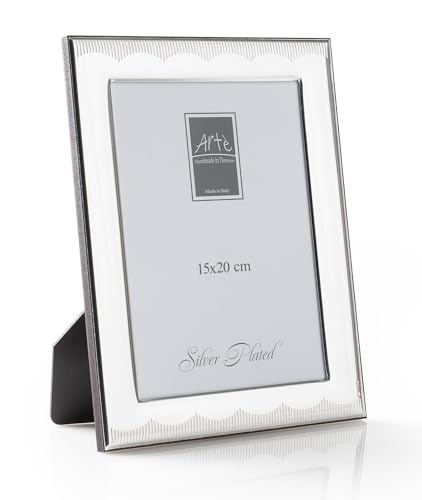 ARTÉ 15 x 20 cm Fotorahmen, Made in Italy, elegant versilbert, Band 2,5 cm, versilbert anlaufgeschützt, wunderschöner versilberter Rahmen mit Rückseite aus Mahagoniholz E145/15 x 20 cm ARTÉ 15 x 20 cm Fotorahmen, Made in Italy, elegant versilbert, Band 2,5 cm, versilbert anlaufgeschützt, wunderschöner versilberter Rahmen mit Rückseite aus Mahagoniholz E145/15 x 20 cm von ARTÉ