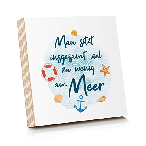 ARTFAVES® Holzbild mit Spruch - Man sitzt insgesamt viel zu wenig am Meer | Deko Geschenk zum Thema Maritim/Nordsee/Strand/Größe: 14,8 x 14,8 cm von ARTFAVES