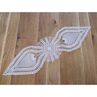 Häkeldeckchen, Tischläufer 63 cm, Ananasmuster, Zierdeckchen, Grau, Senfgelb, Weiß, Kunsthäkeln, Wunderschön von ARTHummeln