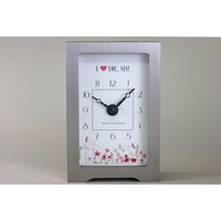 Schreibtisch Uhr, Mantel Uhr. Maßgeschneiderte Handgefertigte Uhren Aus Edelstahl Mit Eichenkörpern. Ich Liebe Dich Sis Schreibtisch Uhr, Mantel Uhr. Maßgeschneiderte Handgefertigte Uhren Aus Edelstahl Mit Eichenkörpern. Ich Liebe Dich Sis von ARTISANCLOCKWORKS