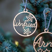 Personalisierte Holz-Weihnachtskugel Mit Name - Christbaumschmuck & Geschenkidee | #024 Personalisierte Holz-Weihnachtskugel Mit Name - Christbaumschmuck & Geschenkidee | #024 von ARWI36