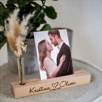 Personalisierter Kartenhalter Mit Gravur + Blumenvase Stilvolle Wohndeko | Geschenk Trockenblumen Bilderleiste Aus Holz Hochzeit #058 von ARWI36