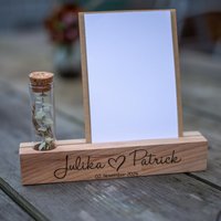 Personalisierter Kartenhalter Mit Gravur + Vase | Stilvolle Wohndeko Geschenk Trockenblumen Bilderleiste Holz Hochzeitstag #059 von ARWI36