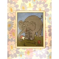 Vintage Kleiner Nadelspitze Bild Elefant 70Er 60Er Kitsch Kreuz Stich Wand Dekor Boho Retro Kinderzimmer 1970Er von ARainbowInTheAttic