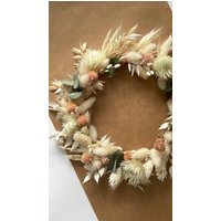 Handgefertigter Trockenblumenkranz - Boho Deko Naturkranz Für Tür Oder Wand Ewiger Blumenkranz in Creme & Rosa Handgefertigter Trockenblumenkranz - Boho Deko Naturkranz Für Tür Oder Wand Ewiger Blumenkranz in Creme & Rosa von ASFlowersShop