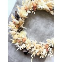 Handgefertigter Trockenblumenkranz - Boho Deko Naturkranz Für Tür Oder Wand Ewiger Blumenkranz in Creme & Rosa Handgefertigter Trockenblumenkranz - Boho Deko Naturkranz Für Tür Oder Wand Ewiger Blumenkranz in Creme & Rosa von ASFlowersShop