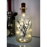 Dekoflasche Mit Beleuchtung - Elefanten Freundschaft Led Lampe Bottlelight Flaschenlicht Leuchtflasche Geschenk Partylicht Lichterkette Dekoflasche Mit Beleuchtung - Elefanten Freundschaft Led Lampe Bottlelight Flaschenlicht Leuchtflasche Geschenk Partylicht Lichterkette von AScreativ