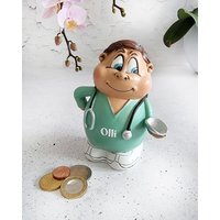 Spardose Pfleger Mit Namen | Sparbüchse Krankenpfleger Kaffeekasse Trinkgeldkasse Geldgeschenk Dankeschöngeschenk von AScreativ
