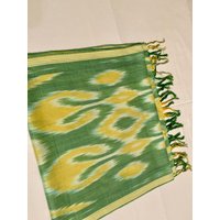 Tischläufer "Gelbes Und Grünes Entzückendes Paisley Muster" Aus Naturseide Baumwolle Ikat Mit Quasten von ASilkLover