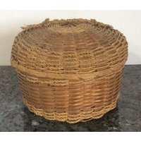 Antiker Runder Überdachter Gewebter Korb. Seegras Und Holzschiene Unten. Gewebter Geflochtener Griff von AStepInTimeVintage