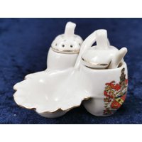 Antike Crested Ware, China, Miniatur Cruet Set, Barrow in Furness, Gemma Cruet, Salz Pfeffer Senf von AToasttothePast