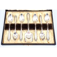 Elegantes Besteck-Set, Löffelset, Zuckerschaufel, Löffel Mit Schaufel, Silberplatte, Holzeteller, Christopher Johnson, Art Deco, Set von AToasttothePast