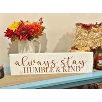 Bescheiden & Art. Rustikale Wanddekoration. Wohndekor. Wohnkultur. Country-Musik-Zitate. Wand Sprüche. Rustikales Schild. Wandschilder von ATouchOfBlissDesigns