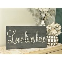 Hier Wohnt Die Liebe. Liebe Zitate. Rustikale Holzschilder. Rustikaler Wohndekor. Wohndekoration. Paletten Holz Schilder. Hölzerne Dekor von ATouchOfBlissDesigns