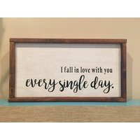 Ich Verliebe Mich Jeden Tag in Dich. Rustikaler Wohndekor. Liebe Zitat Zeichen. Wohnzimmer Dekor. Rustikale Schlafzimmer Rustikales von ATouchOfBlissDesigns
