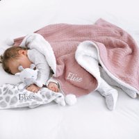 Personalisierte Dusty Pink Zopfdecke Und Tröster-Set von ATypeofDesign
