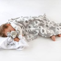 Personalisierte Flauschige Ellie-Decke Und Ellie-Tröster von ATypeofDesign