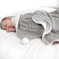 Personalisierte Graue Zopfmuster-Bommeldecke Personalisierte Graue Zopfmuster-Bommeldecke von ATypeofDesign