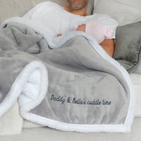 Personalisierte Vaterschaft Daddy Und Ich Graue Weiche Decke von ATypeofDesign