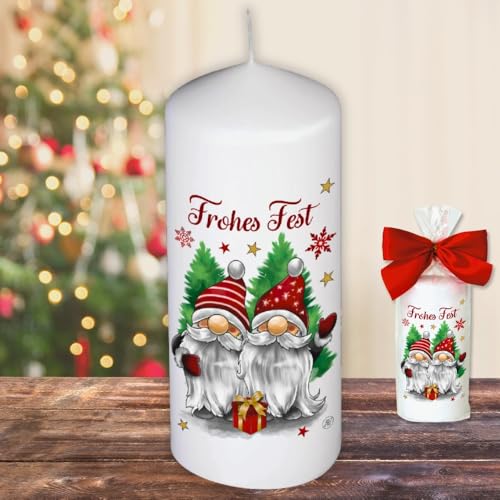 Weihnachtskerze Stumpenkerze – Frohes Fest, Wichtel - Weihnachtswichtel Kerze in Geschenkverpackung mit Schleife zu Weihnachten | moderne Motive auf Tattoofolie Schiebefolie von AV Andrea Verlag