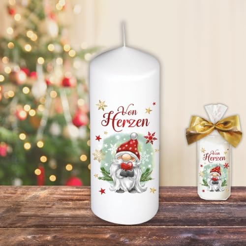Weihnachtskerze Stumpenkerze – Von Herzen, Wichtel - Weihnachtswichtel Kerze in Geschenkverpackung mit Schleife zu Weihnachten | moderne Motive auf Tattoofolie Schiebefolie von AV Andrea Verlag