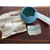 Van Briggle Geschnitzte Relief Blattrand Kleine Vase Mit Papierkram von AVIVB
