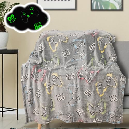 AVJWWD Kuscheldecke Kinder Decke Leuchtet im Dunkeln Grau Leuchtende Flanelldecke mit Sterne Monde Rakete Luftschiffe Muster Weiche Bett-Decke Kinderdecke Sofadecke für Mädchen (Gamed A, 150x200cm) von AVJWWD