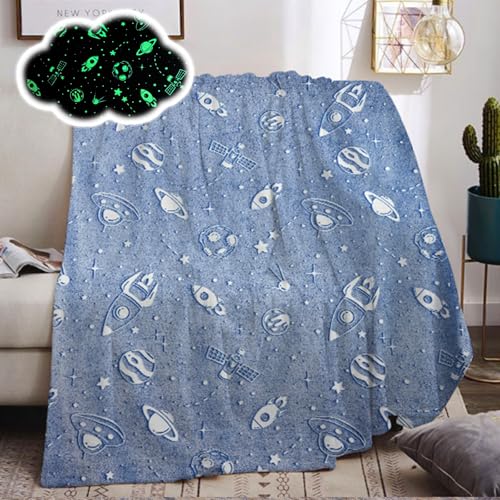 AVJWWD Kuscheldecke Kinder Decke Leuchtet im Dunkeln Grau Leuchtende Flanelldecke mit Sterne Monde Rakete Luftschiffe Muster Weiche Bett-Decke Kinderdecke Sofadecke für Mädchen (Space B, 130x150cm) von AVJWWD