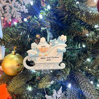 Personalisierte Erste Weihnachtsbaumverzierung Des Babys, Handgemachter Kundengebundener Babyjunge Blau in Einer Schlittenverzierung von AWishforChristmas
