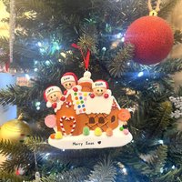 Personalisierte Lebkuchen-Haus 3-Köpfige Weihnachtsverzierung, Maßgeschneiderte Handgemachte Spielerei, Weihnachtsbaumdekoration von AWishforChristmas