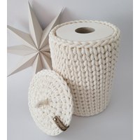 Handgemachter Häkelkorb Mit Holzboden - Stilvolle Aufbewahrung Für Toilettenpapier & Badaccessoires von AWmadewithlove