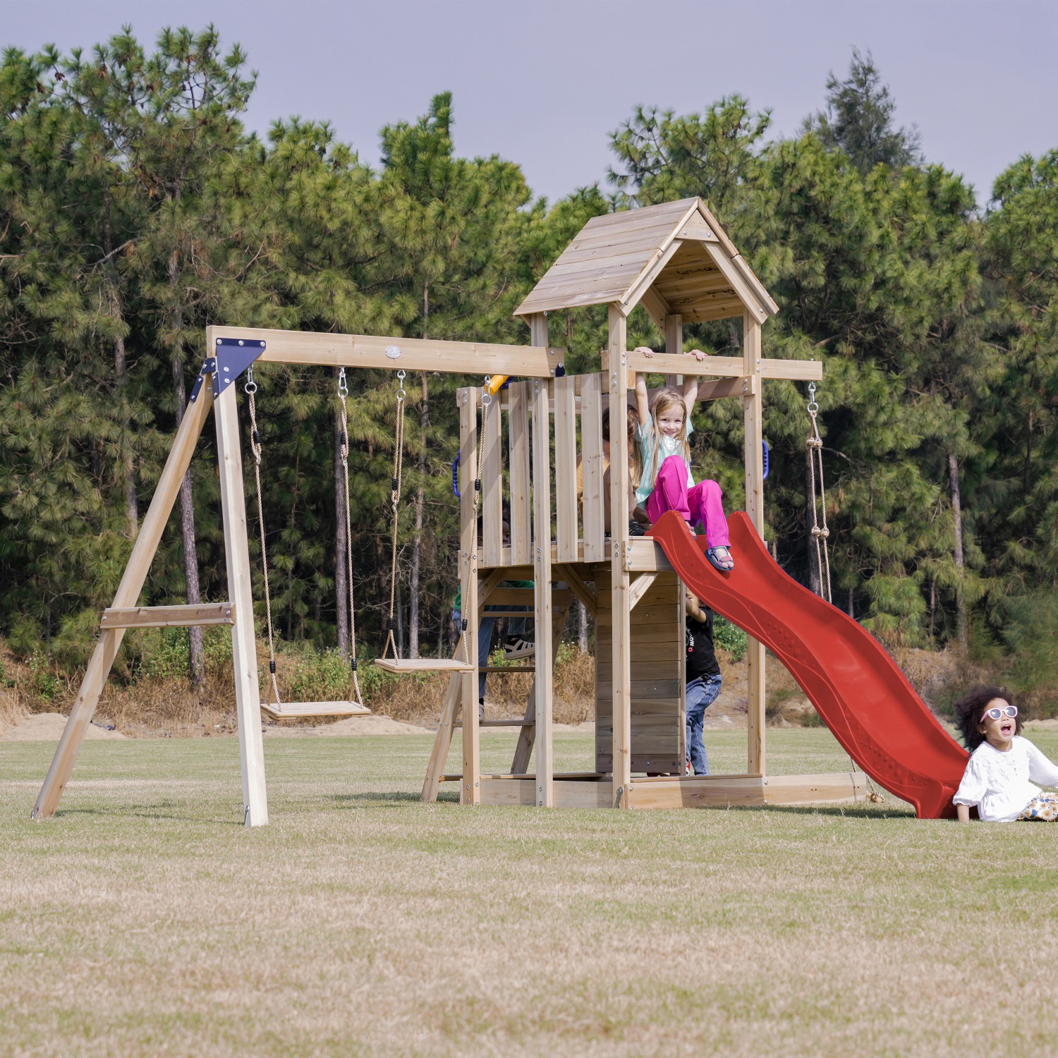 Axi Spielturm Moos mit Doppelschaukel Braun und Rutsche Rot FSC® von AXI