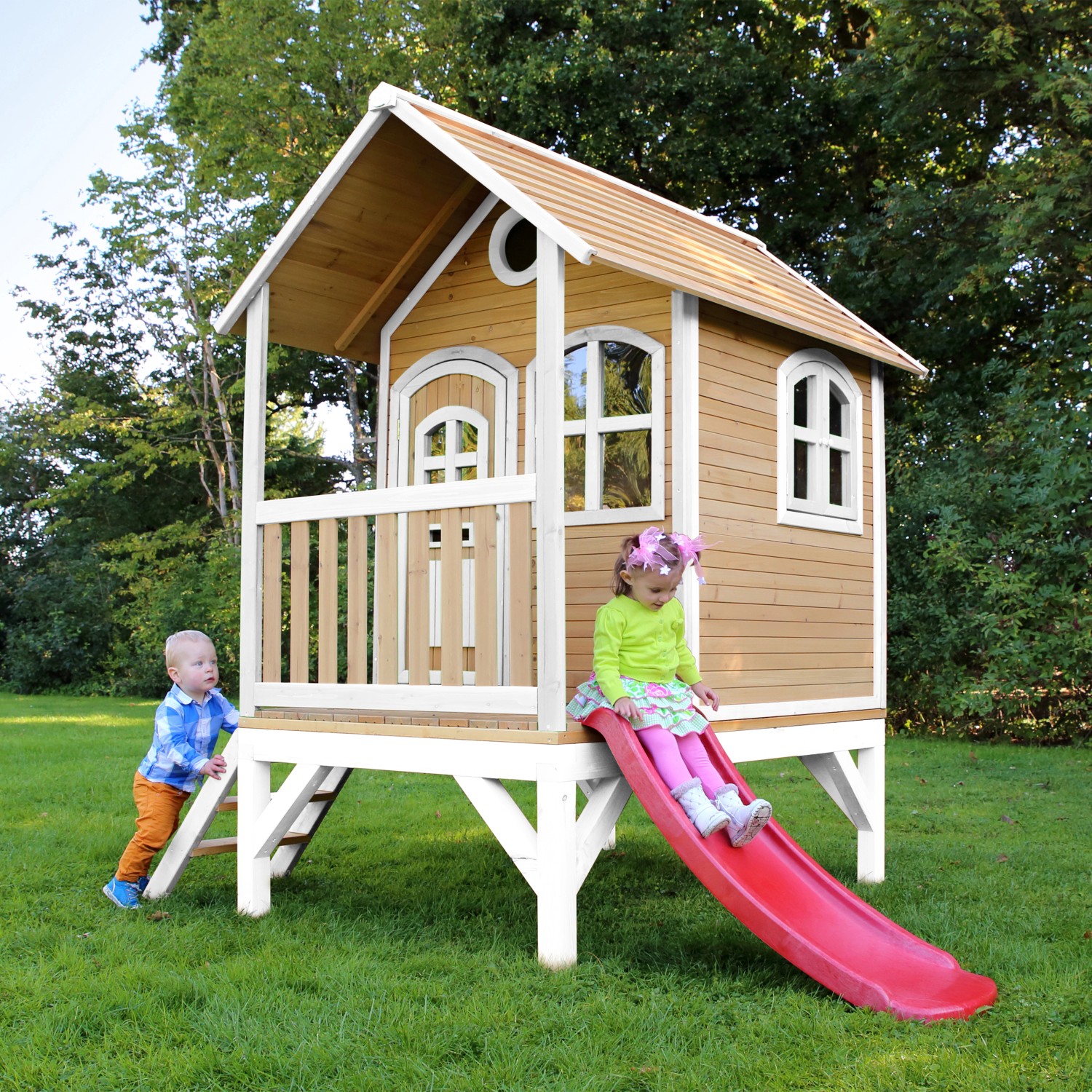 Axi Tom Spielhaus Braun - Weiß mit Roter Rutsche 191 x 287 x 231 cm von AXI