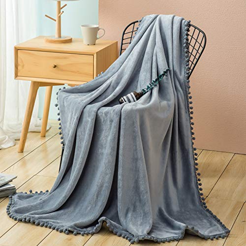 AYSW Flauschige Kuscheldecke mit Pompoms Einfarbig Grau 150x200cm - warm & weich Microfaser flanelle Fleecedecke, Falten-beständig Wohndecke/Sofadecke von AYSW